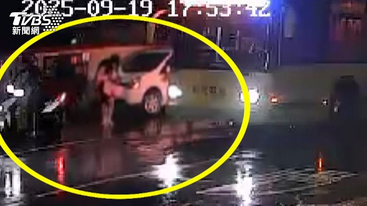 女學生剛下車時,一輛經過的機車與她相撞,導致她摔倒在地。(圖/民眾提供)