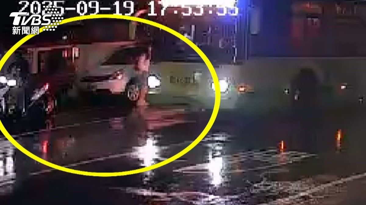 機車騎士一人在原地,而他前面還揹著一名2歲幼童。(圖/民眾提供)