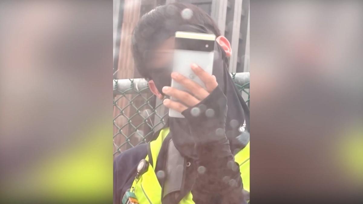台南一名男性收費員因不滿汽車涉嫌違規迴轉而當街攔車飆罵,並揚言要報警。(圖/翻攝Threads_yyyy.05.005)