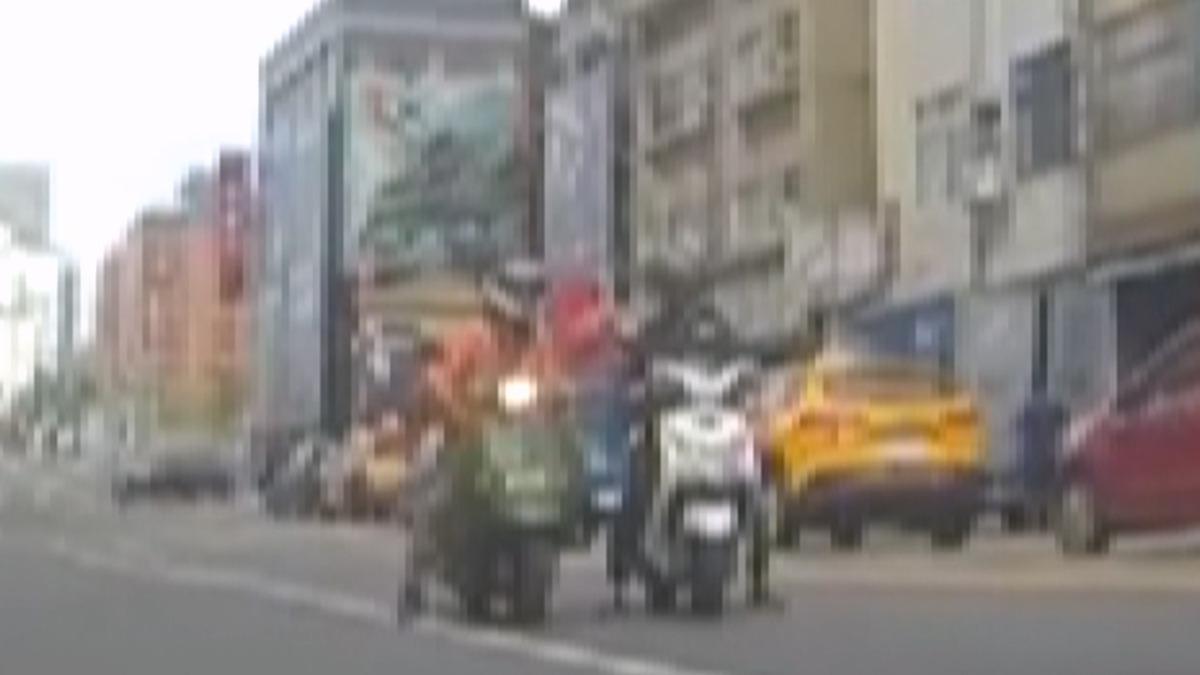 兩名男子因行車問題在路口上演全武行,動手的男子除了罰款還依傷害罪移送。(圖/翻攝Youtube_WoWtchout_地圖型行車影像分享平台)