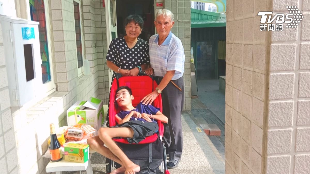 高雄超級馬拉松母子檔陳嘉齡與重度腦性麻痺兒子小比的感人故事,在18日晚間畫下令人不捨的句點。(圖/TVBS)