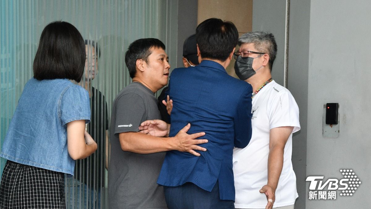 國民黨黨主席候選人卓伯源想闖入辯論現場遭攔阻。(圖/胡瑞麒攝)