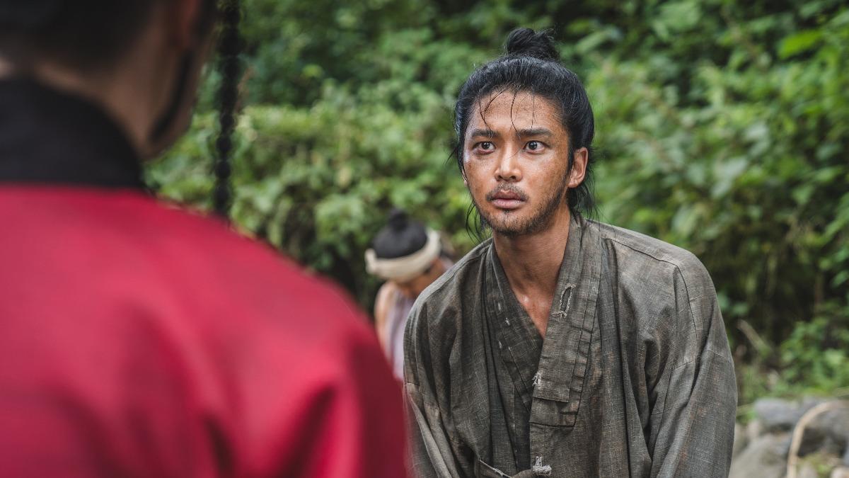 路雲拋開花美男形象,化身朝鮮冷酷打手。(圖/Disney+提供)