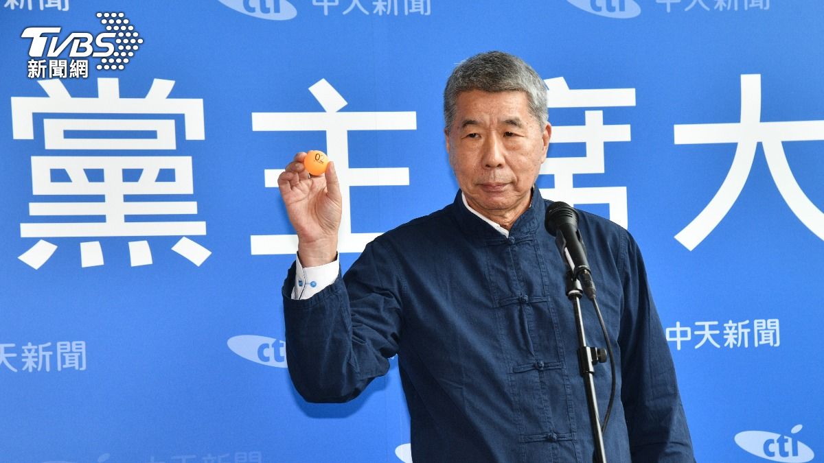 張亞中稱九二共識「謀求統一」 藍青年要他改:否則衝辯論抗議