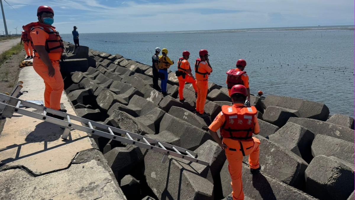 海邊發現一具男遺體。(圖/賴清美提供)