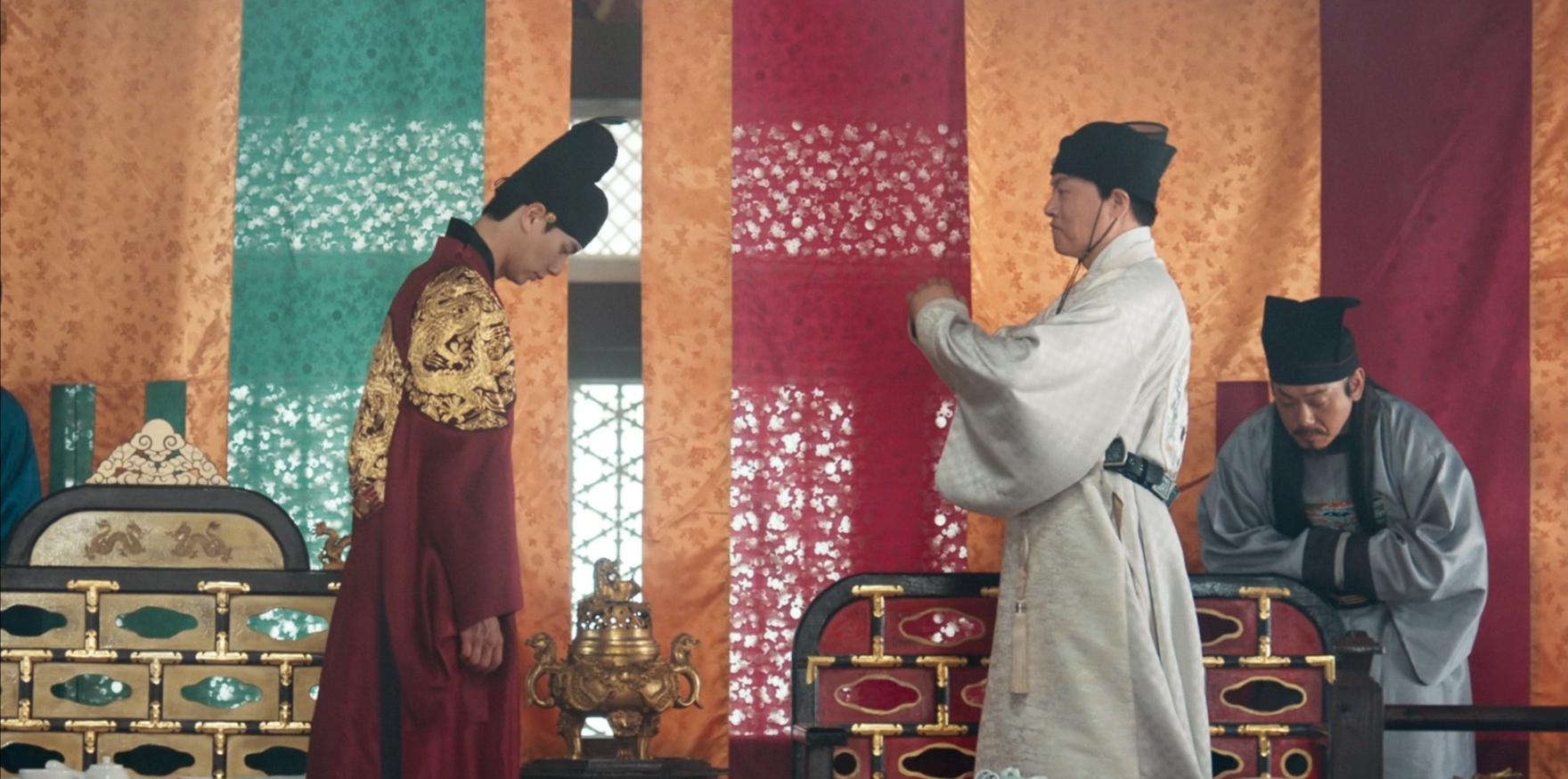 比賽前李彩玟抵達會場,還跟明朝使節低頭行禮。(圖/翻攝自Netflix)