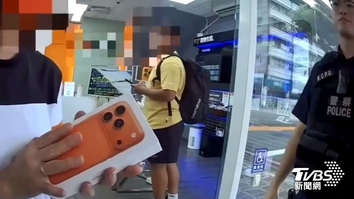 當天中午,店員將一些回收物品放到店門外,卻不小心將一部全新未拆封的iPhone 17 Pro手機一同丟棄。(圖/TVBS)