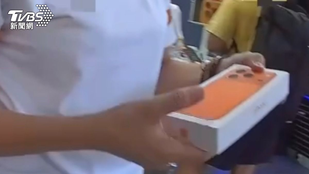 當店員得知警方成功找回這部價值近4萬元的iPhone 17 Pro時,激動得幾乎要哭出來。(圖/TVBS)