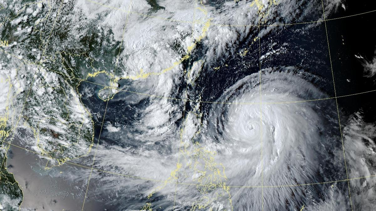 樺加沙颱風眼現身!下周一預計升級強颱 半個台灣雨下到紫爆