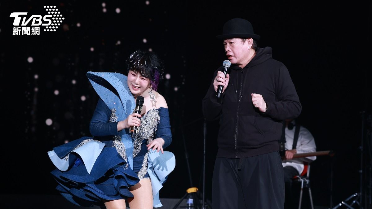 康康(右)一身黑現身周思潔演唱會,下秒在台上脫衣秀出舞台服。(圖/黃城碩攝)