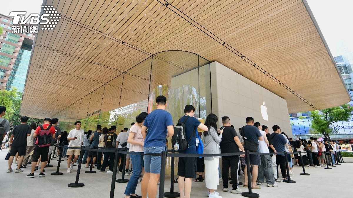 iPhone 17開賣首周末!信義區蘋果專賣店排爆 網崩潰:今天別來