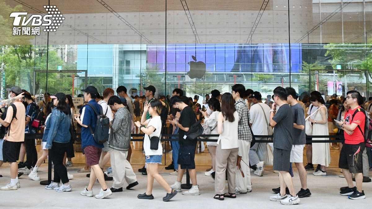 i17超夯!開賣首周末信義區蘋果專賣店湧人潮。(圖/胡瑞麒攝)