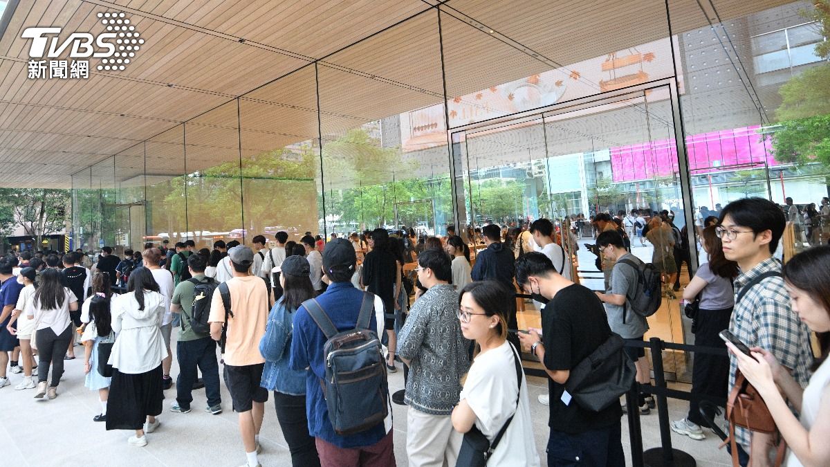 i17開賣!信義區蘋果專賣店湧人潮。(圖/胡瑞麒攝)