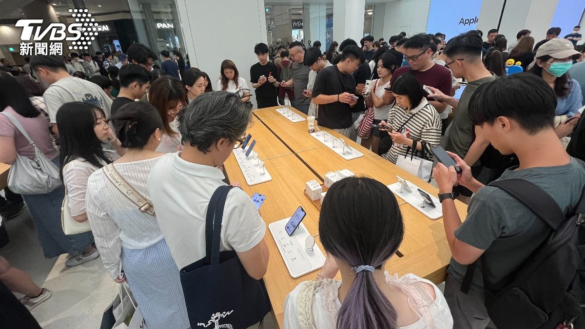 信義區蘋果專賣店人潮踴躍。(圖/讀者提供)