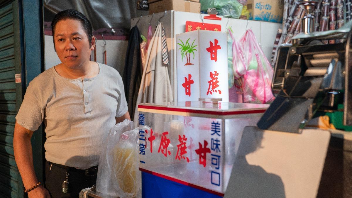 卜學亮在片中飾演甘蔗汁老闆。(圖/壹壹喜喜提供)