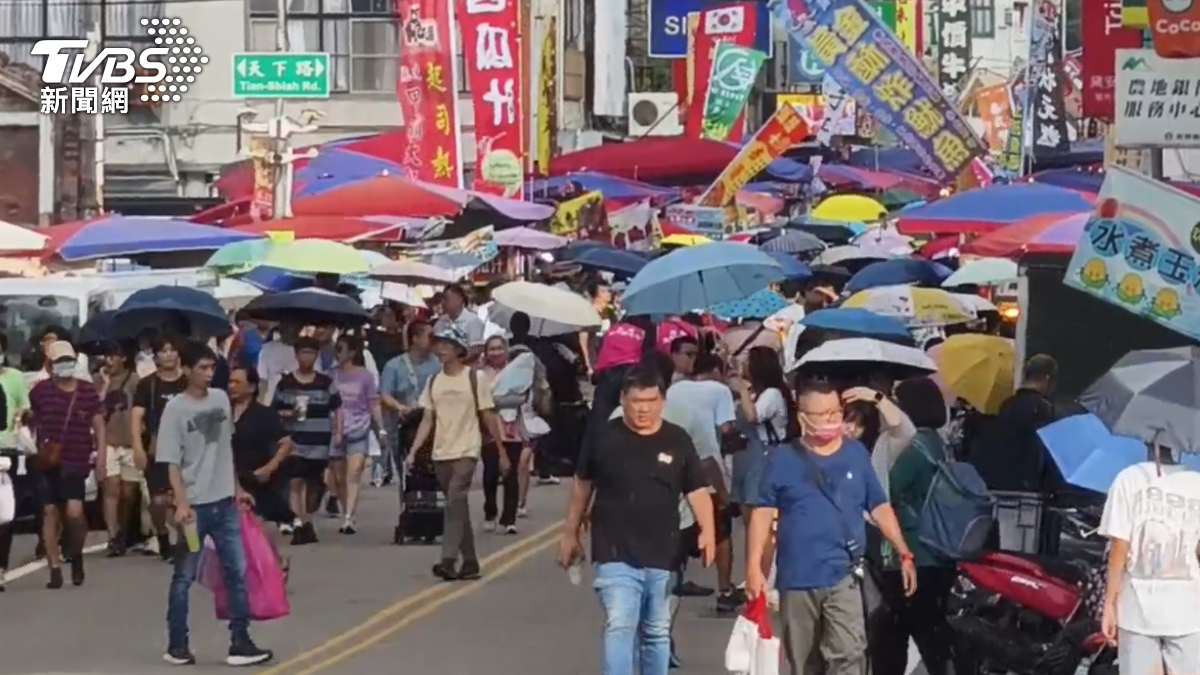 現場湧入許多人。(圖/TVBS)