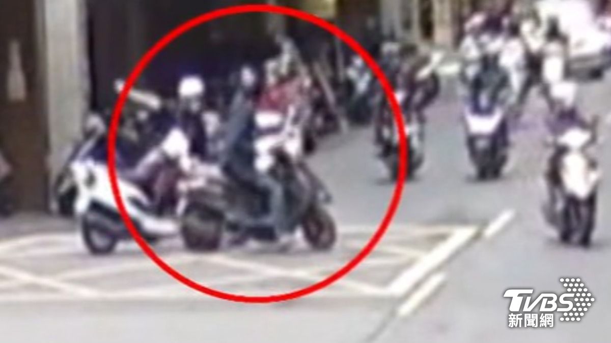 無照男「酒駕上路」撞警車,慘遭員警飛撲壓制。(圖/TVBS)