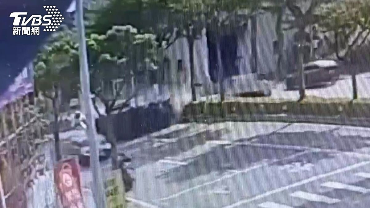 怎麼開的?桃園小貨車駕駛操作不慎 自撞分隔島受困車內