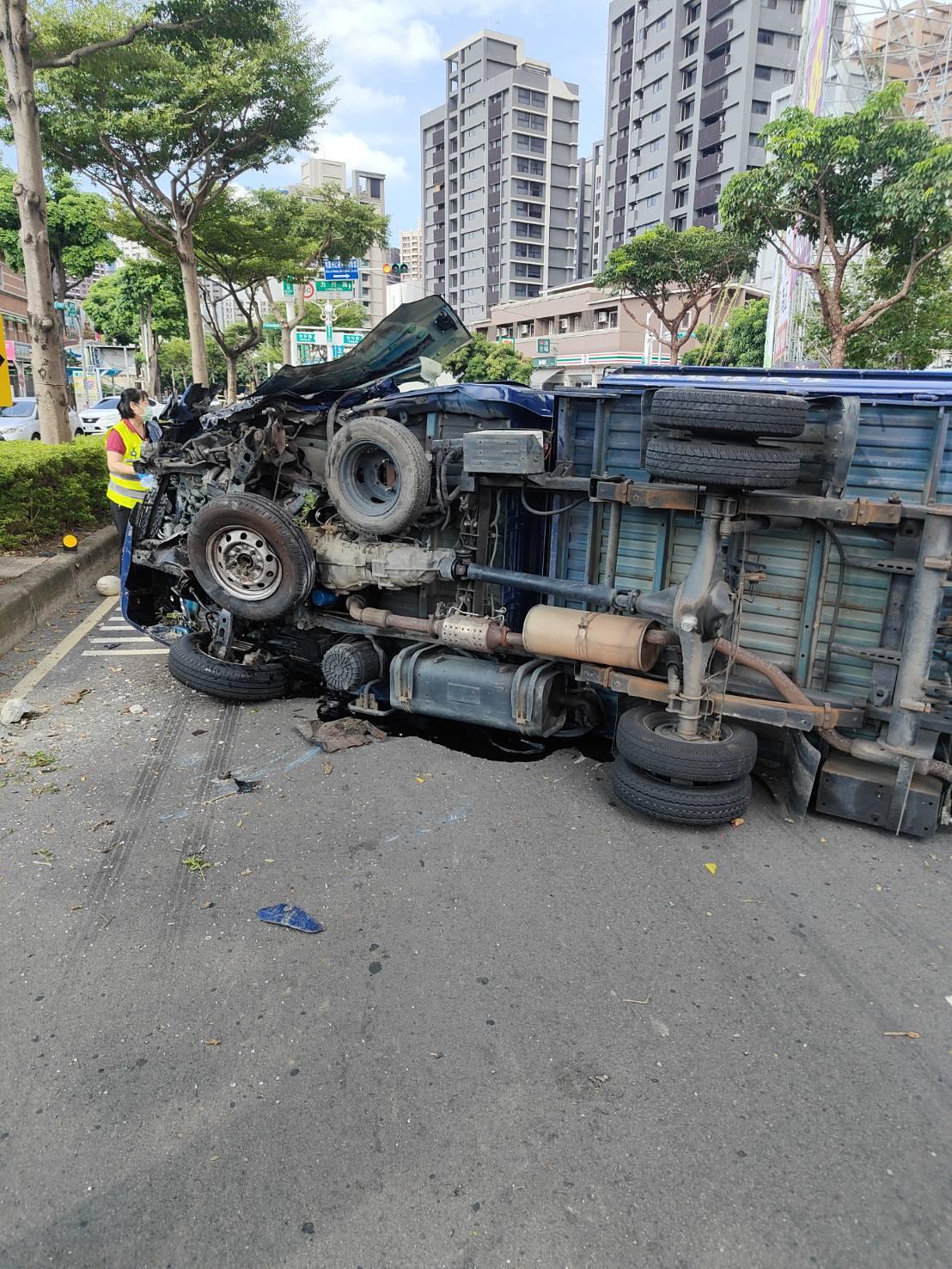 桃園小貨車駕駛因操作不當,自撞翻車。(圖/TVBS)