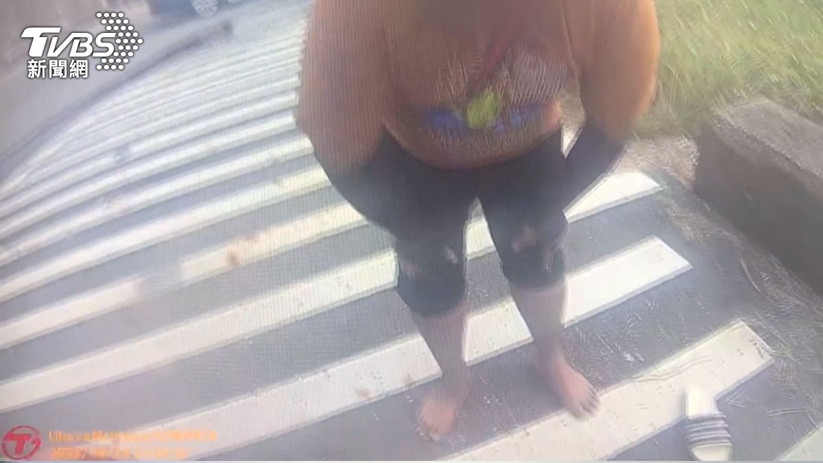 馬籍男「鞋子掉落赤腳求救」!詐團逃逸自撞 驚喊:我被威脅的。(圖/TVBS)