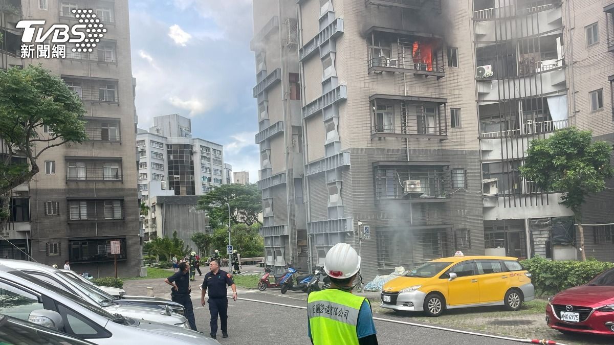 快訊/台北文山區社區火警 76歲翁無生命跡象送醫