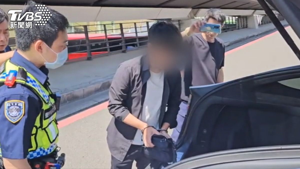蔡姓駕駛拒檢意圖衝撞，為航警局列管黃牛。（圖／TVBS）