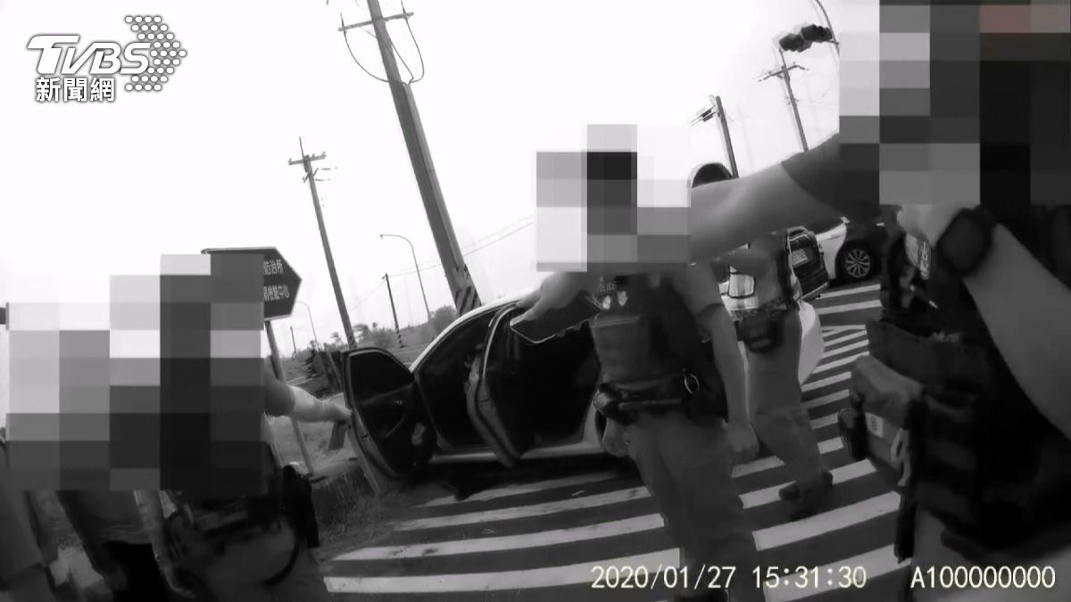 警方鎖定「詐欺車手車」!追40公里逮兩嫌 馬籍男流血崩潰喊救命。(圖/TVBS)