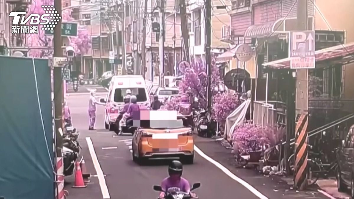 救護人員正當準備推出擔架時,一名計程車司機因無法通過而狂按喇叭,要求救護車立即讓道。(圖/TVBS)