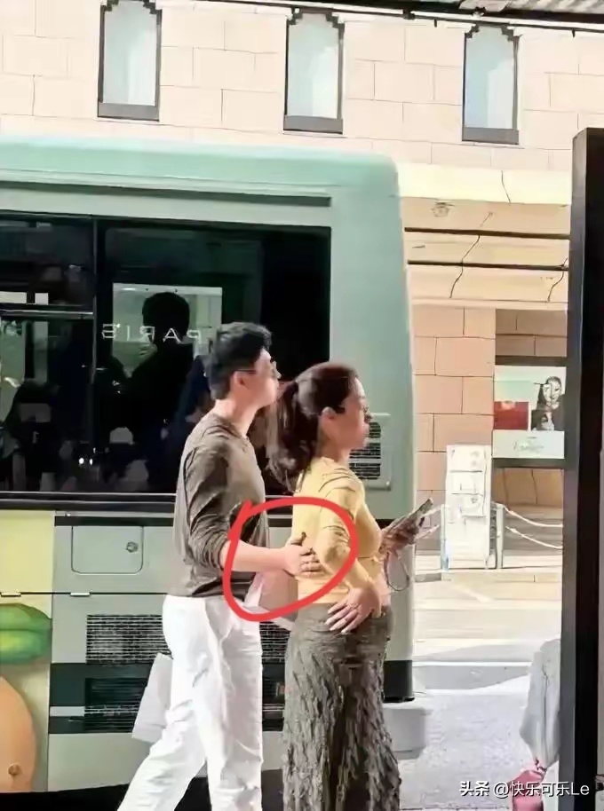楊采鈺4月到日本旅遊時，孕肚就很明顯。（圖／翻攝自微博）