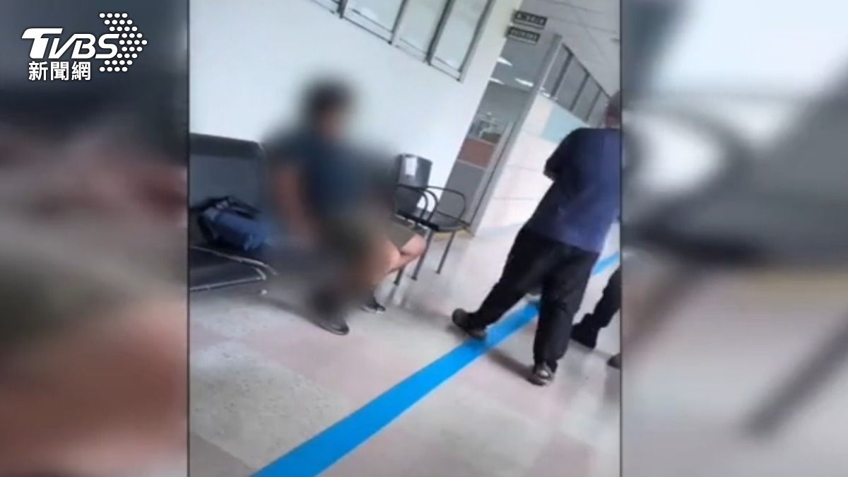 男子與監理站人員理論。(圖/TVBS)