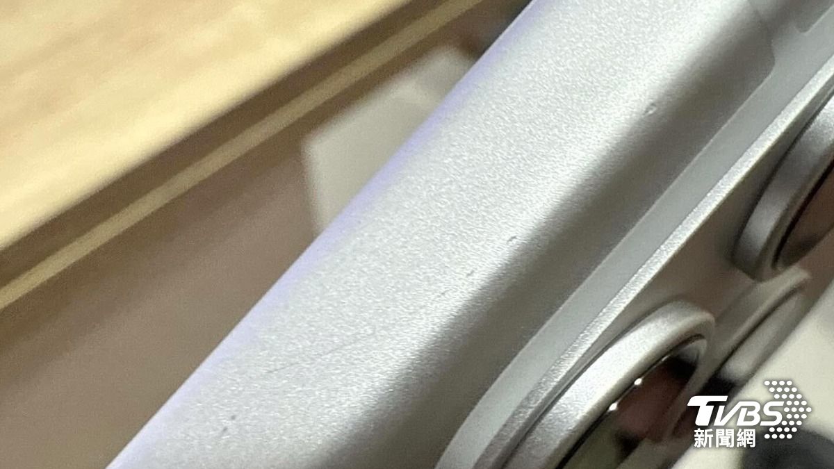 果粉買到機王,開封就發現邊邊有刮痕。(圖片來源/patty.tiii提供)