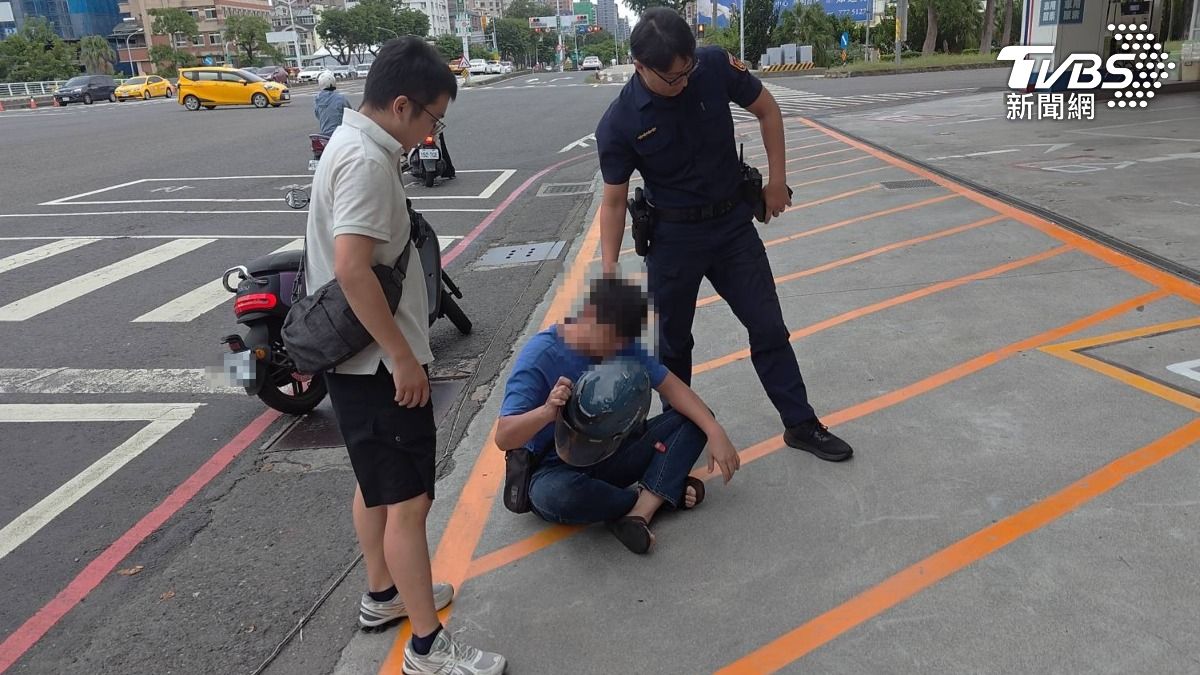 警方獲報到場協助傷者送醫。（圖／TVBS）