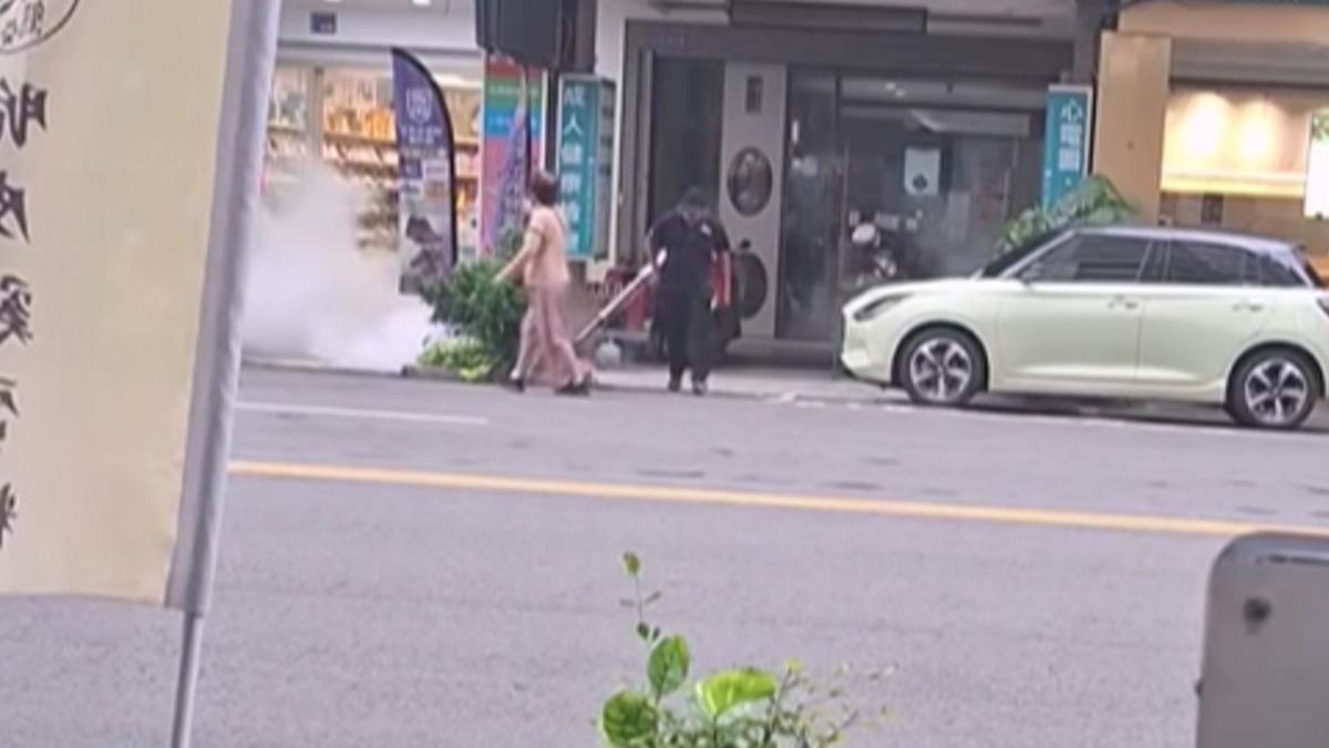 環保局噴藥防登革熱 女店家眼睛過敏腫脹。(圖/當事人提供)