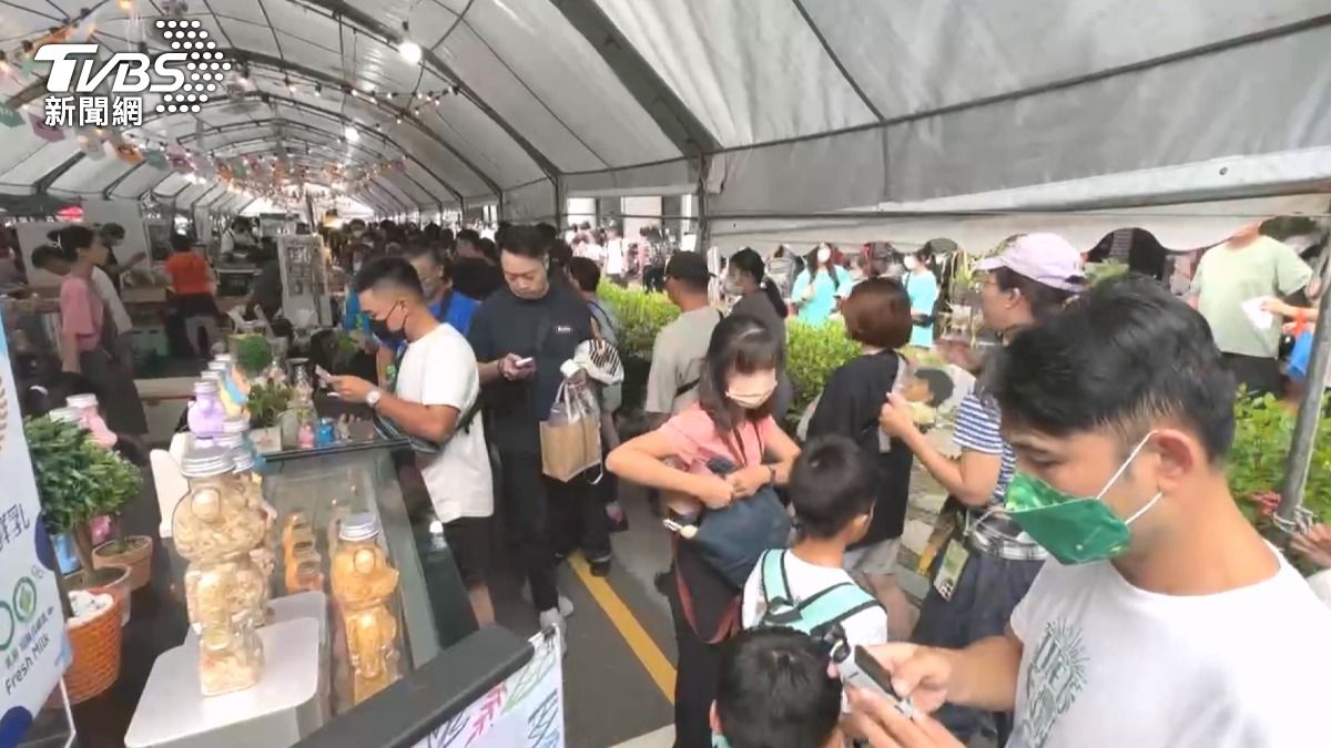 一場匯聚超過70家奶茶名店的盛會在高雄掀起熱潮，吸引眾多民眾前往品嘗解暑。（圖／TVBS）