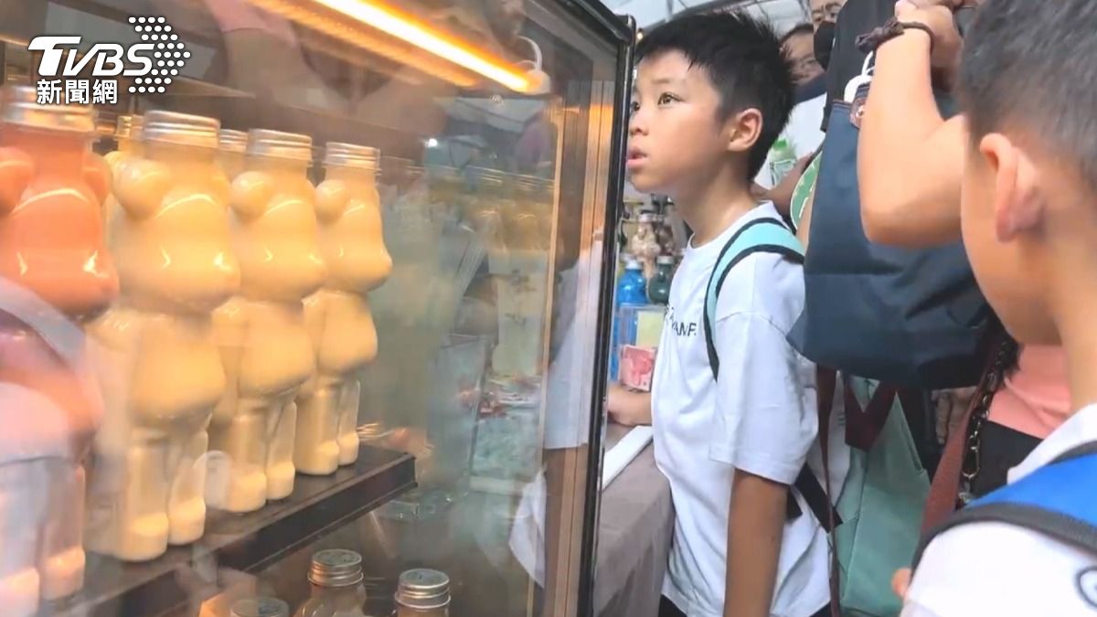 有些奶茶包裝成可愛造型，讓大人小孩都愛不釋手。（圖／TVBS）
