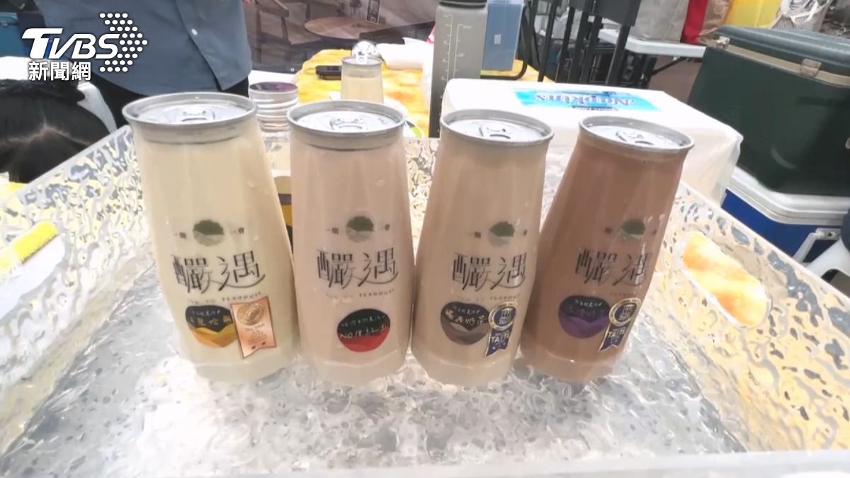 有店家推出四種不同的奶茶，每一種都使用不同的茶葉和牛奶，雖然顏色相似但風味各異。（圖／TVBS）