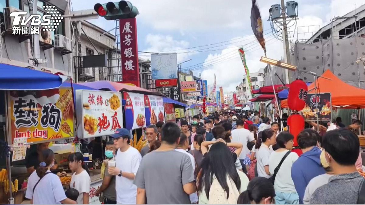 普渡變特色夜市 苑裡「鬼門關」吸數十萬人。(圖/TVBS)