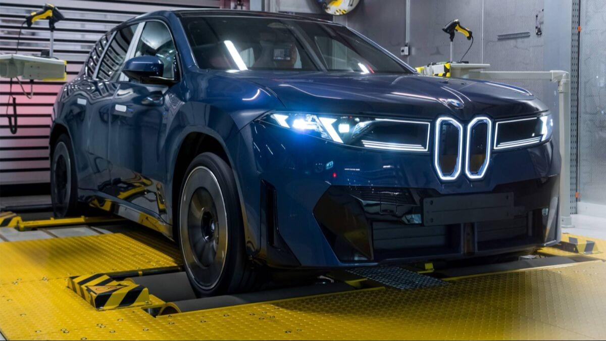 面對Neue Klasse新世代車款,BMW以Debrecen工廠展示車輛製造新紀元。(圖/BMW提供)