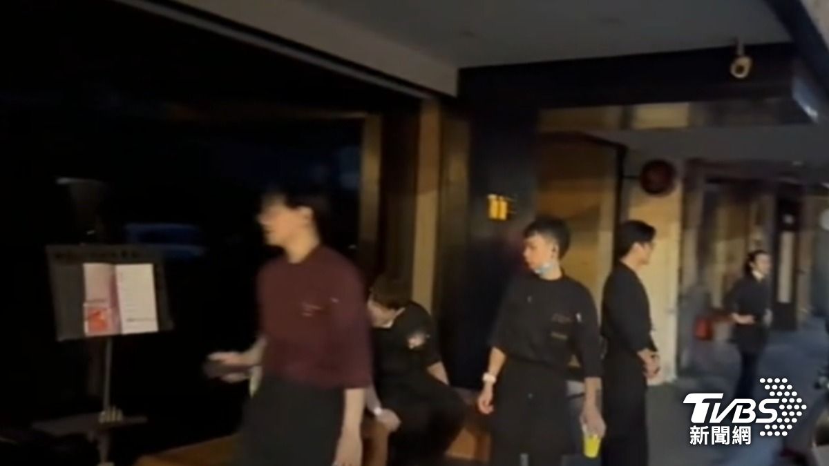 大安區傍晚時突然大停電，使餐廳晚餐時段無法做生意。（圖／TVBS）