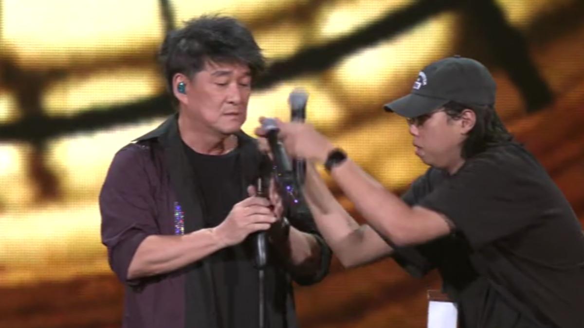 周華健唱小巨蛋出包,開場第一首剩蚊子聲。(圖/TVBS)
