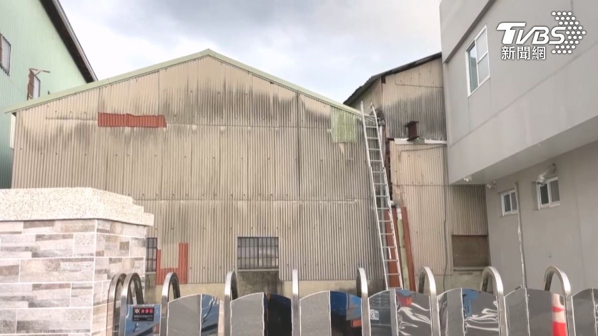 工廠找人修繕屋頂,遭不良工頭聘非法移工施做,工頭闖禍遭四罪送辦。(圖/TVBS)