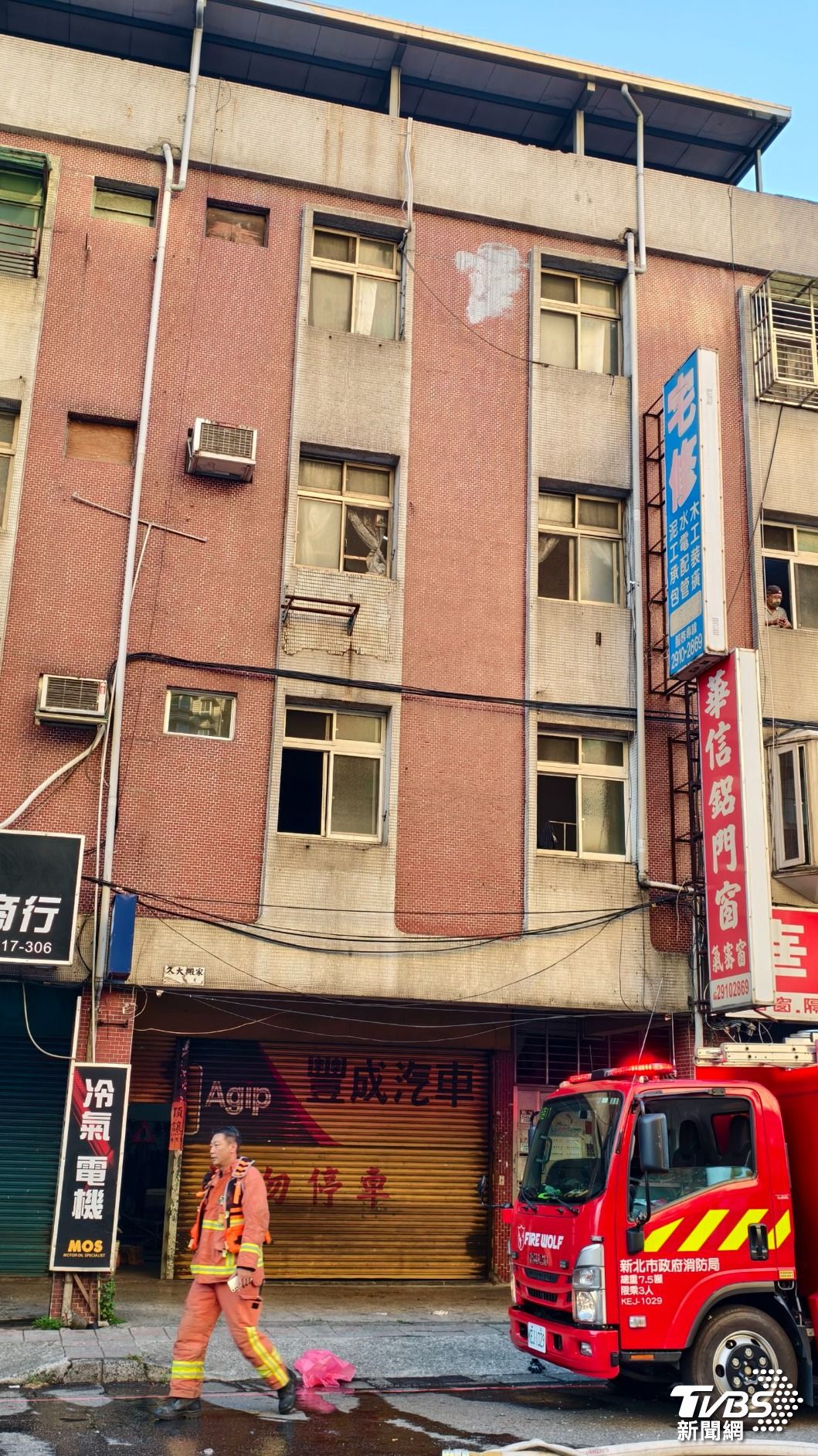 警消到場時二樓梯間已有火煙竄出,起火處進出口的門疑似被炸開。(圖/陳冠宇攝)