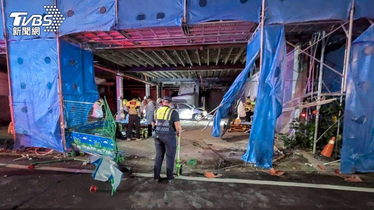 一台汽車不知何故衝撞經國路二段某工地。(圖/TVBS)