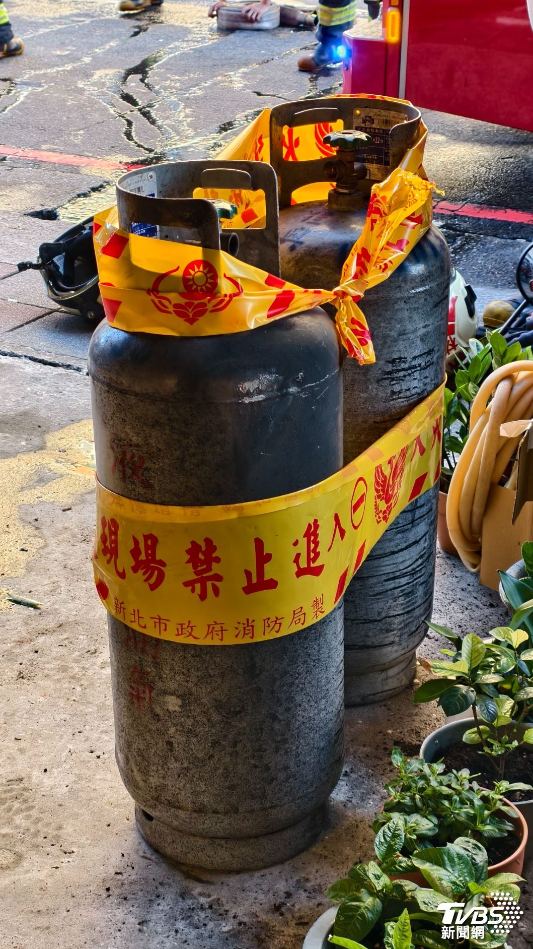 消防隊員於客廳發現2支20公斤瓦斯桶,均未接管線,其中一桶為開啟狀態。(圖/陳冠宇攝)