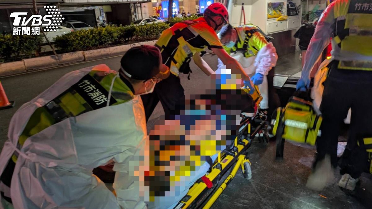 眾人將受困4人救出後,4人均死亡。(圖/TVBS)