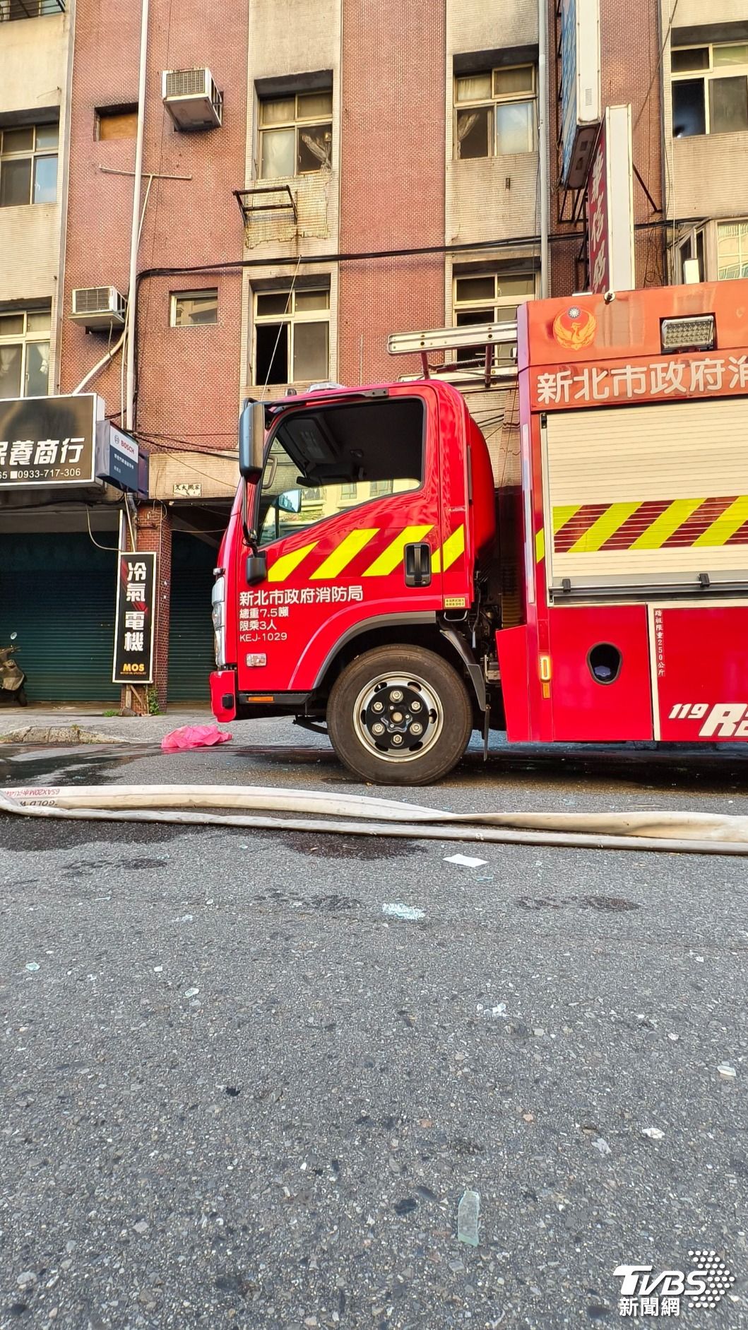 地面上可見瓦斯桶引爆時遭炸飛噴濺的碎玻璃。(圖/陳冠宇攝)