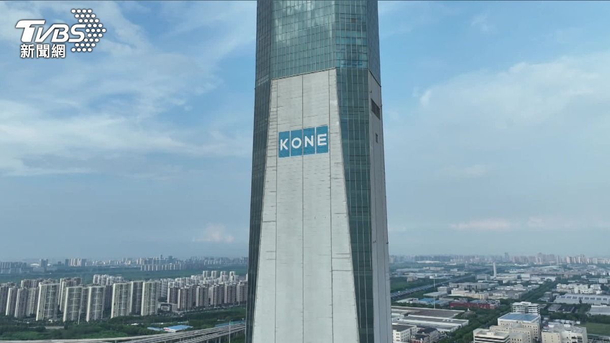 大陸崑山工業區中的最高建築,就是達到235.6公尺的電梯測試塔。(圖/粘祐誠攝)
