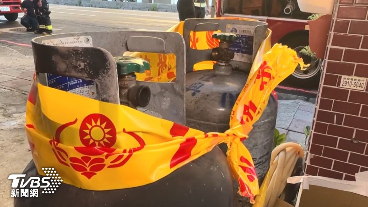 新店公寓清晨氣爆起火,住戶驚呼整棟樓晃。(圖/TVBS)