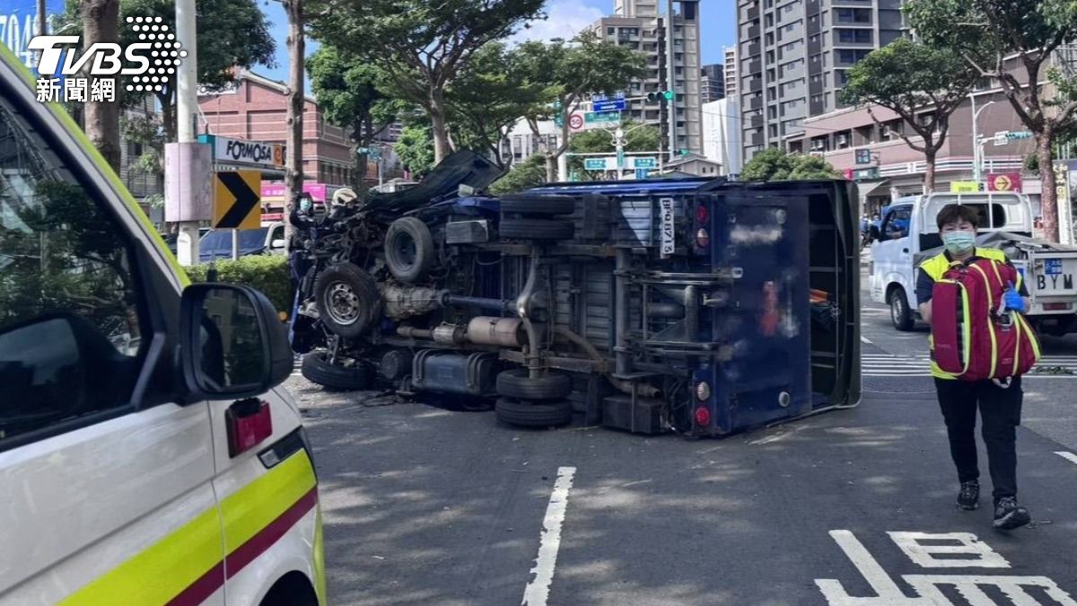 小貨車自撞分隔島後側翻,橫躺在路中。(圖/TVBS)