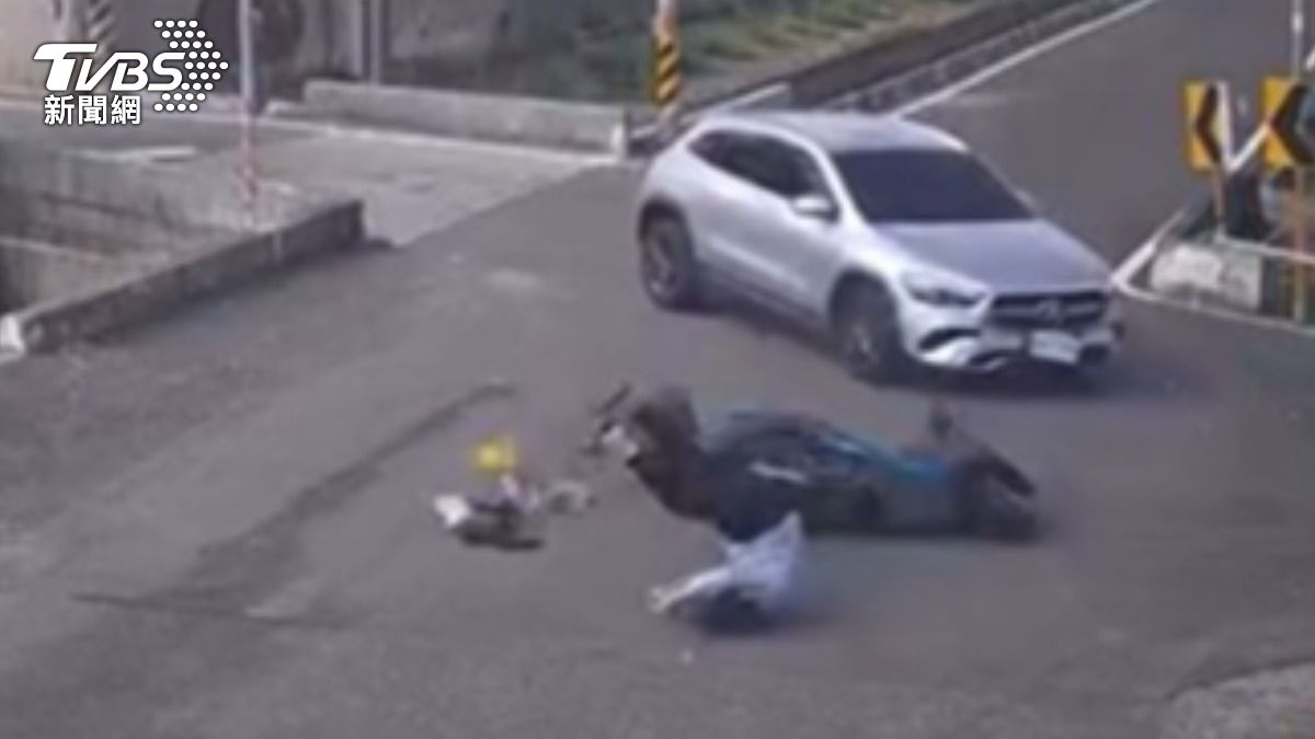 騎士在鹿東路十字路口被汽車撞飛。(圖/TVBS)